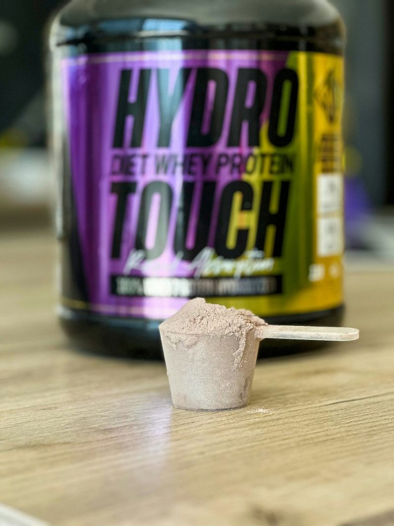 Boks med proteinpulver og en skje på et bord