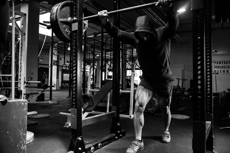 Person som utfører en pull-up i treningsstudio